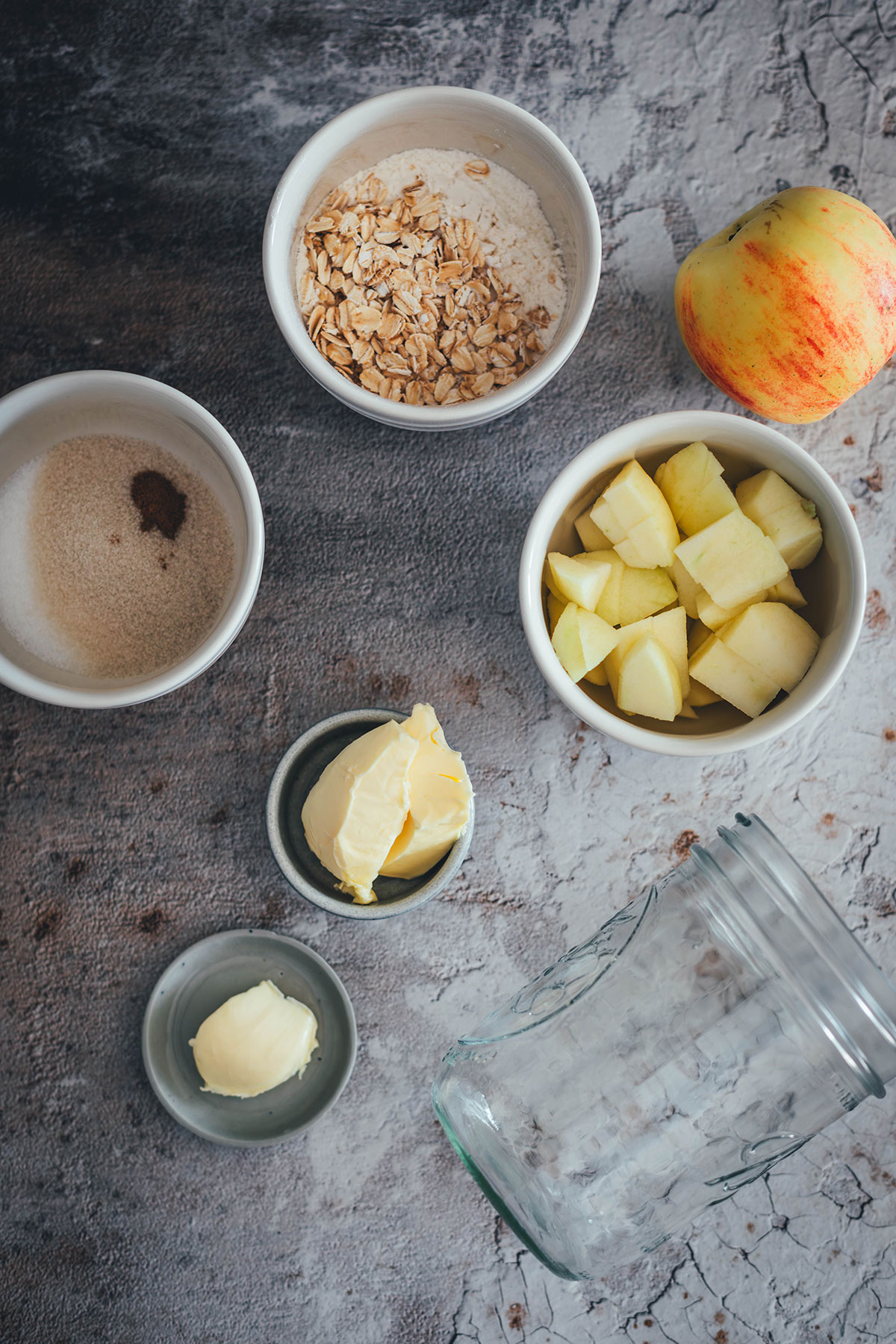 Die Zutaten für meinen blitzschnellen Apple Crumble aus der Mikrowelle | moeyskitchen.com