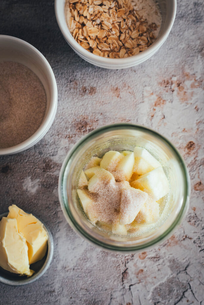Super einfache Zubereitung meines Blitz-Rezepts für 10-Minuten-Apfelkuchen aus der Mikrowelle. Der schnellste Apfelkchen der Welt! | moeyskitchen.com