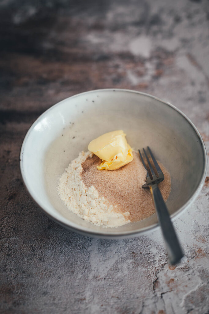Super einfache Zubereitung meines Blitz-Rezepts für 10-Minuten-Apfelkuchen aus der Mikrowelle. Der schnellste Apfelkchen der Welt! | moeyskitchen.com