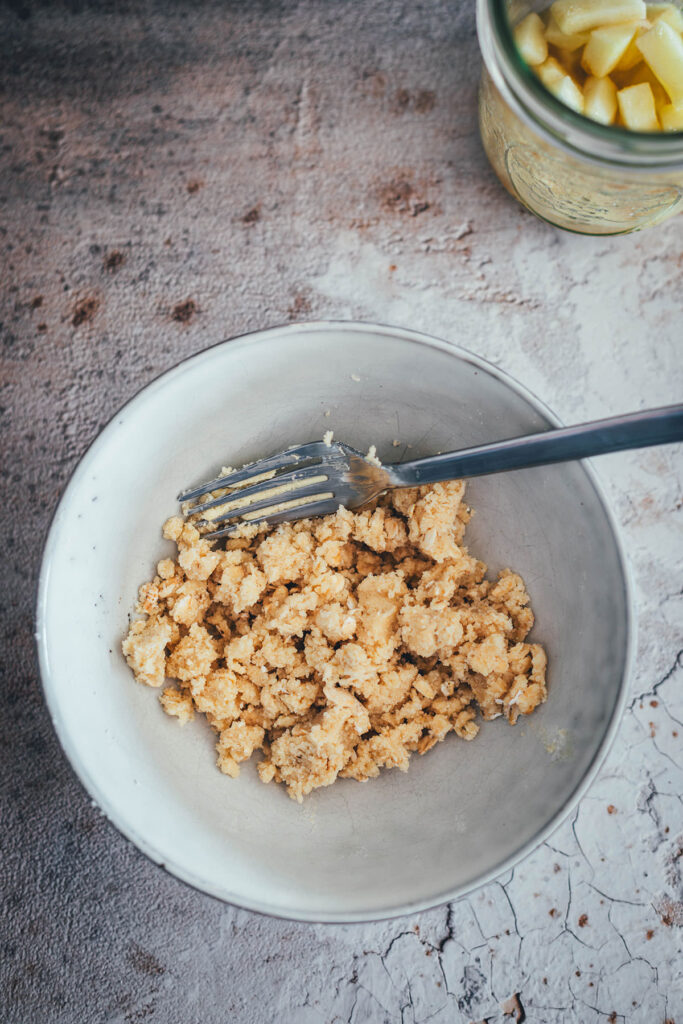 Super einfache Zubereitung meines Blitz-Rezepts für 10-Minuten-Apfelkuchen aus der Mikrowelle. Der schnellste Apfelkchen der Welt! | moeyskitchen.com