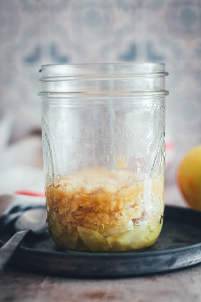 Super einfache Zubereitung meines Blitz-Rezepts für 10-Minuten-Apfelkuchen aus der Mikrowelle. Der schnellste Apfelkchen der Welt! | moeyskitchen.com