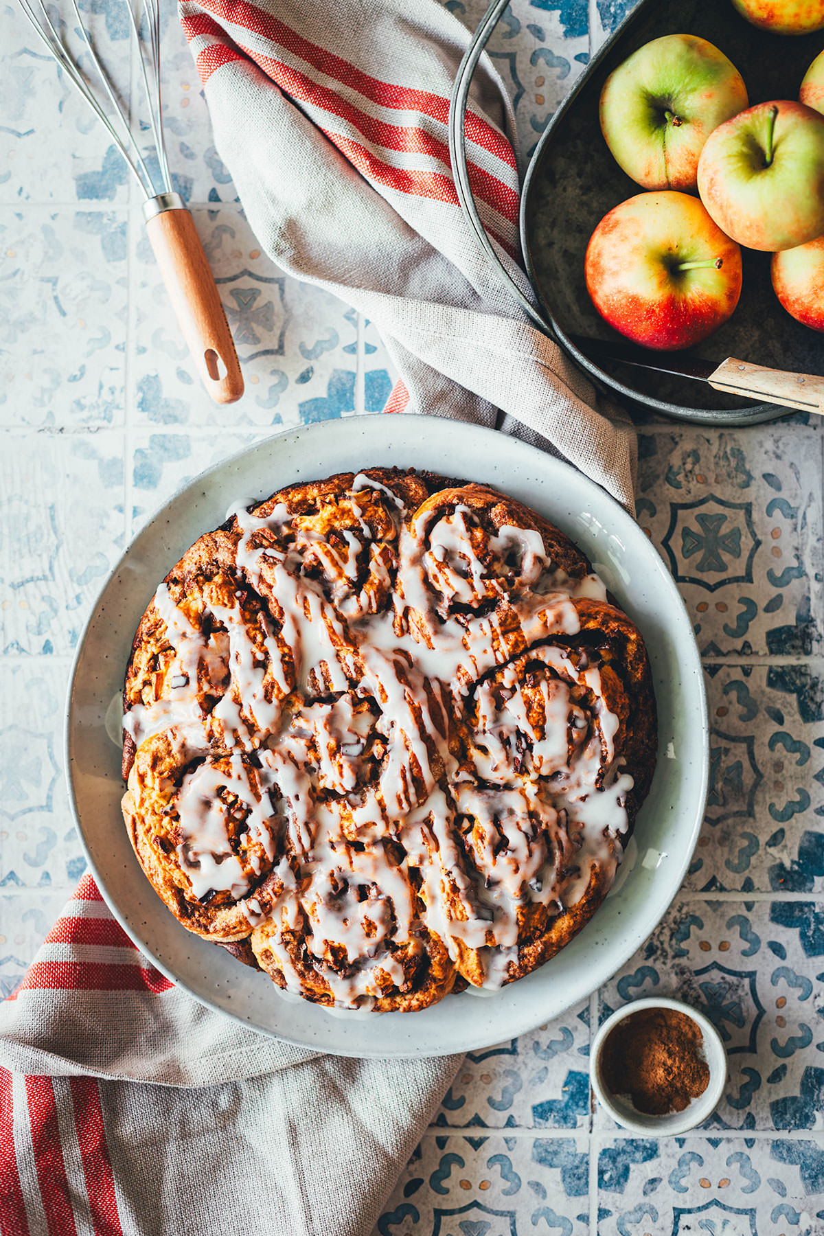 Rezept für blitzschnelle Apfelschnecken – Zimtschnecken mit Äpfeln, ganz ohne Hefe und ganz ohne Gehzeit. Der Apfelkuchen ist ganz einfach zubereitet und schmeckt im Herbst zum Frühstück oder zu Kaffee und Kuchen! Perfekt für Gäste! | moeyskitchen.com