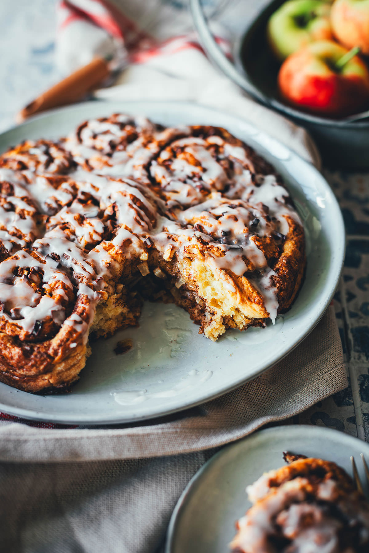 Rezept für blitzschnelle Apfelschnecken – Zimtschnecken mit Äpfeln, ganz ohne Hefe und ganz ohne Gehzeit. Der Apfelkuchen ist ganz einfach zubereitet und schmeckt im Herbst zum Frühstück oder zu Kaffee und Kuchen! Perfekt für Gäste! | moeyskitchen.com