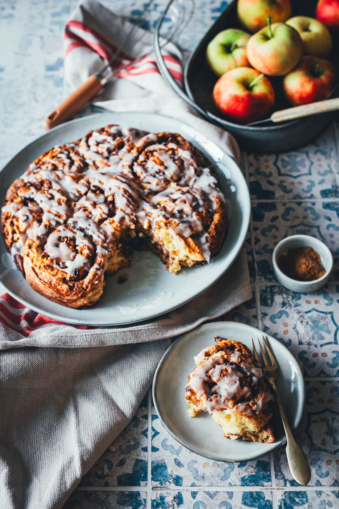 Rezept für blitzschnelle Apfelschnecken – Zimtschnecken mit Äpfeln, ganz ohne Hefe und ganz ohne Gehzeit. Der Apfelkuchen ist ganz einfach zubereitet und schmeckt im Herbst zum Frühstück oder zu Kaffee und Kuchen! Perfekt für Gäste! | moeyskitchen.com