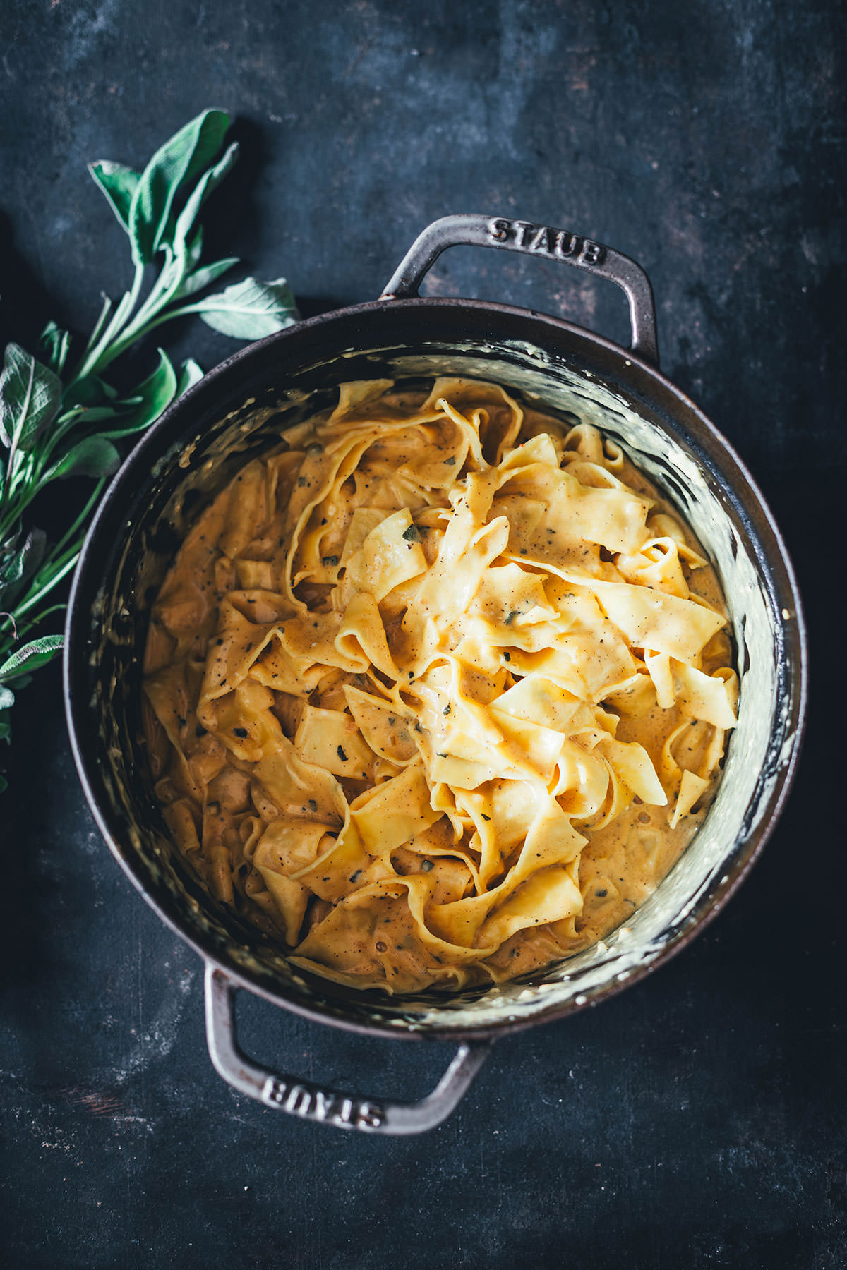 Rezept für cremige Kürbis-Pasta Alfredo – das ist eine blitzschnelle Herbst-Pasta und das perfekte Rezept für die schnelle Feierabendküche. Leckere Nudeln treffen auf braune Butter, knusprigen Salbei und eine cremige Kürbis-Sahne-Sauce mit viel Parmesan. | moeyskitchen.com