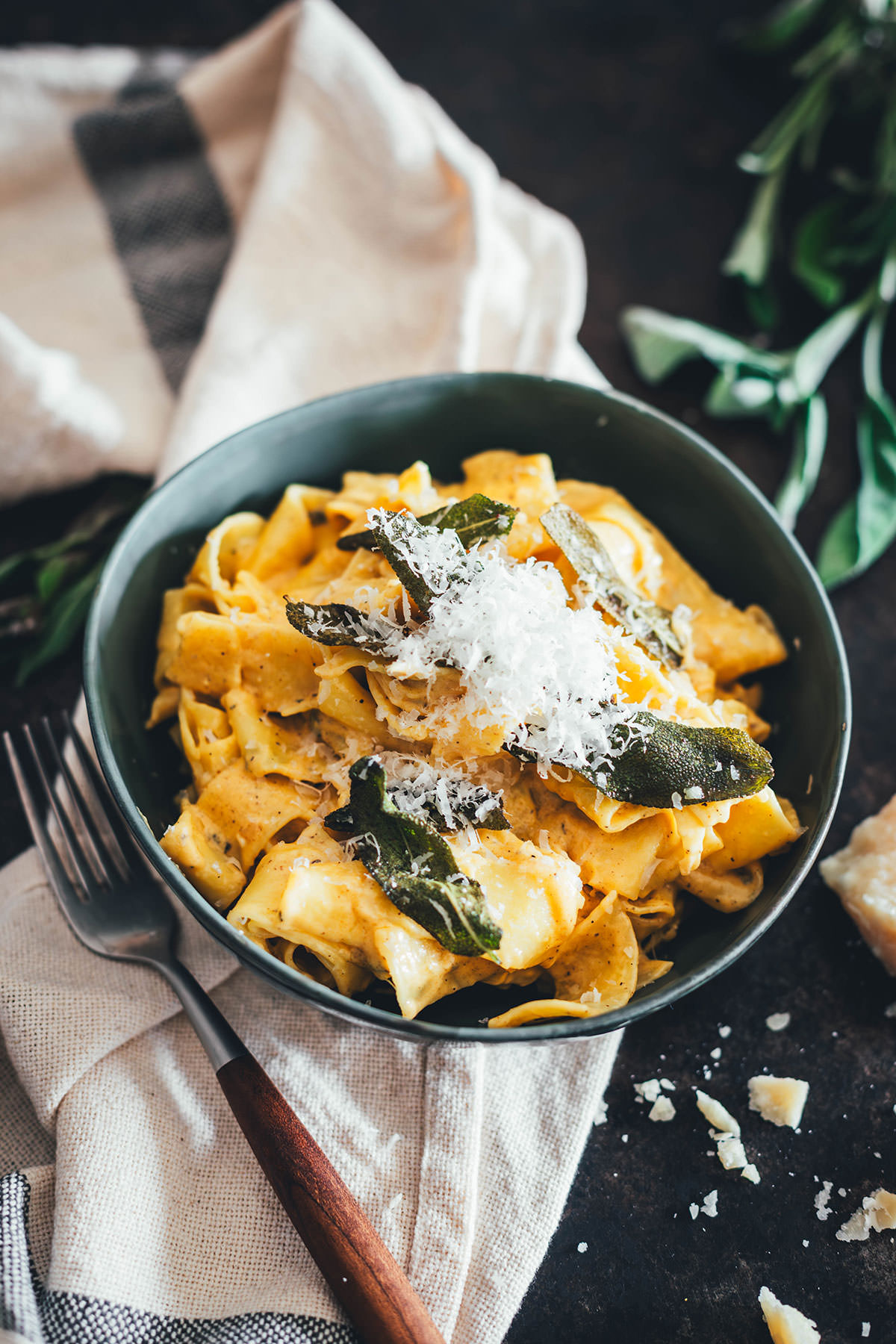 Rezept für cremige Kürbis-Pasta Alfredo – das ist eine blitzschnelle Herbst-Pasta und das perfekte Rezept für die schnelle Feierabendküche. Leckere Nudeln treffen auf braune Butter, knusprigen Salbei und eine cremige Kürbis-Sahne-Sauce mit viel Parmesan. | moeyskitchen.com