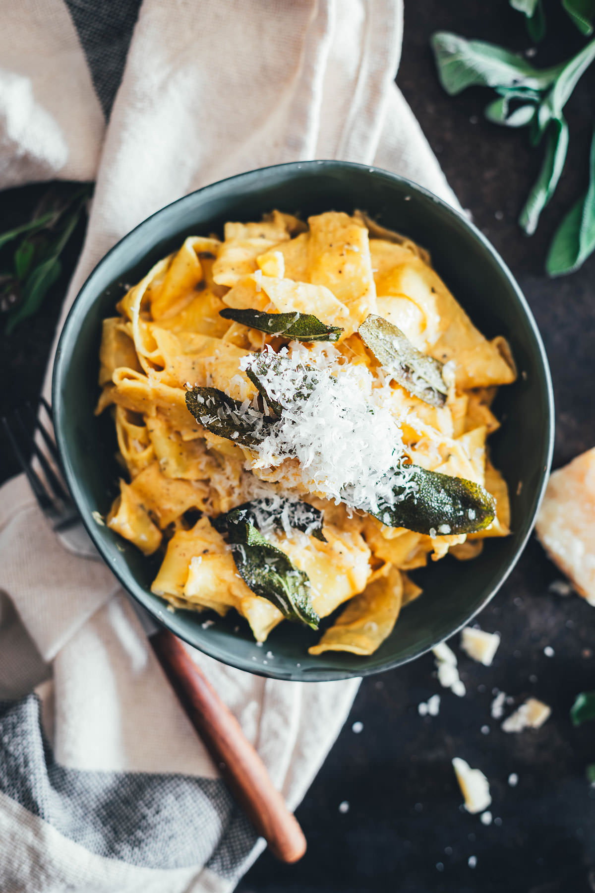 Rezept für cremige Kürbis-Pasta Alfredo – das ist eine blitzschnelle Herbst-Pasta und das perfekte Rezept für die schnelle Feierabendküche. Leckere Nudeln treffen auf braune Butter, knusprigen Salbei und eine cremige Kürbis-Sahne-Sauce mit viel Parmesan. | moeyskitchen.com