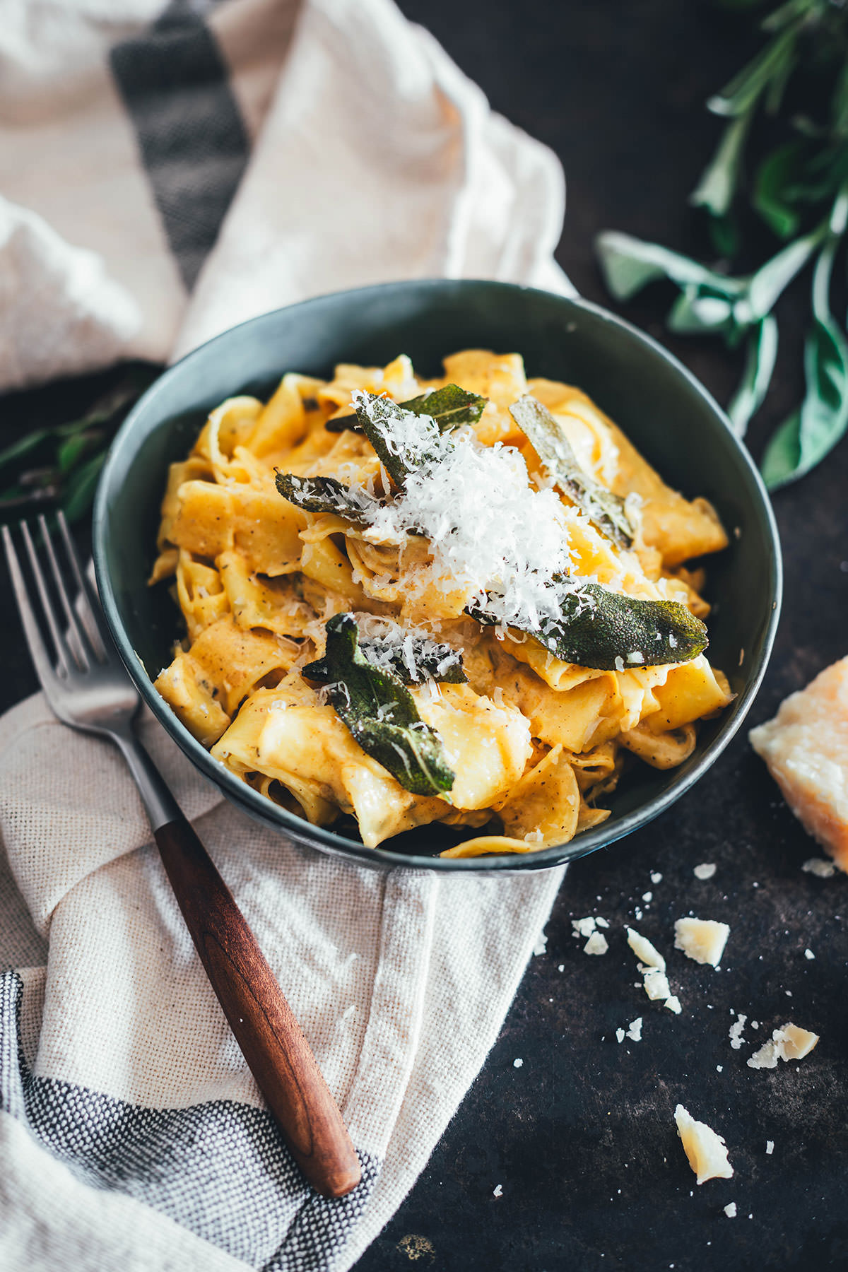 Rezept für cremige Kürbis-Pasta Alfredo – das ist eine blitzschnelle Herbst-Pasta und das perfekte Rezept für die schnelle Feierabendküche. Leckere Nudeln treffen auf braune Butter, knusprigen Salbei und eine cremige Kürbis-Sahne-Sauce mit viel Parmesan. | moeyskitchen.com