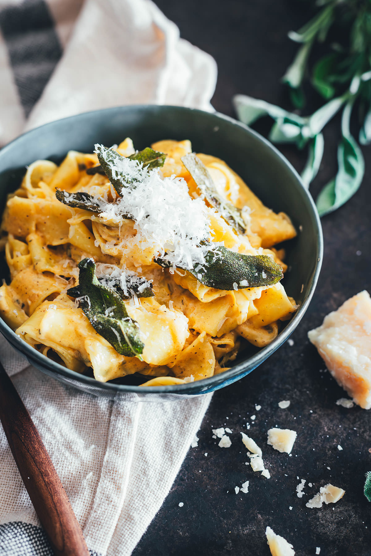 Rezept für cremige Kürbis-Pasta Alfredo – das ist eine blitzschnelle Herbst-Pasta und das perfekte Rezept für die schnelle Feierabendküche. Leckere Nudeln treffen auf braune Butter, knusprigen Salbei und eine cremige Kürbis-Sahne-Sauce mit viel Parmesan. | moeyskitchen.com
