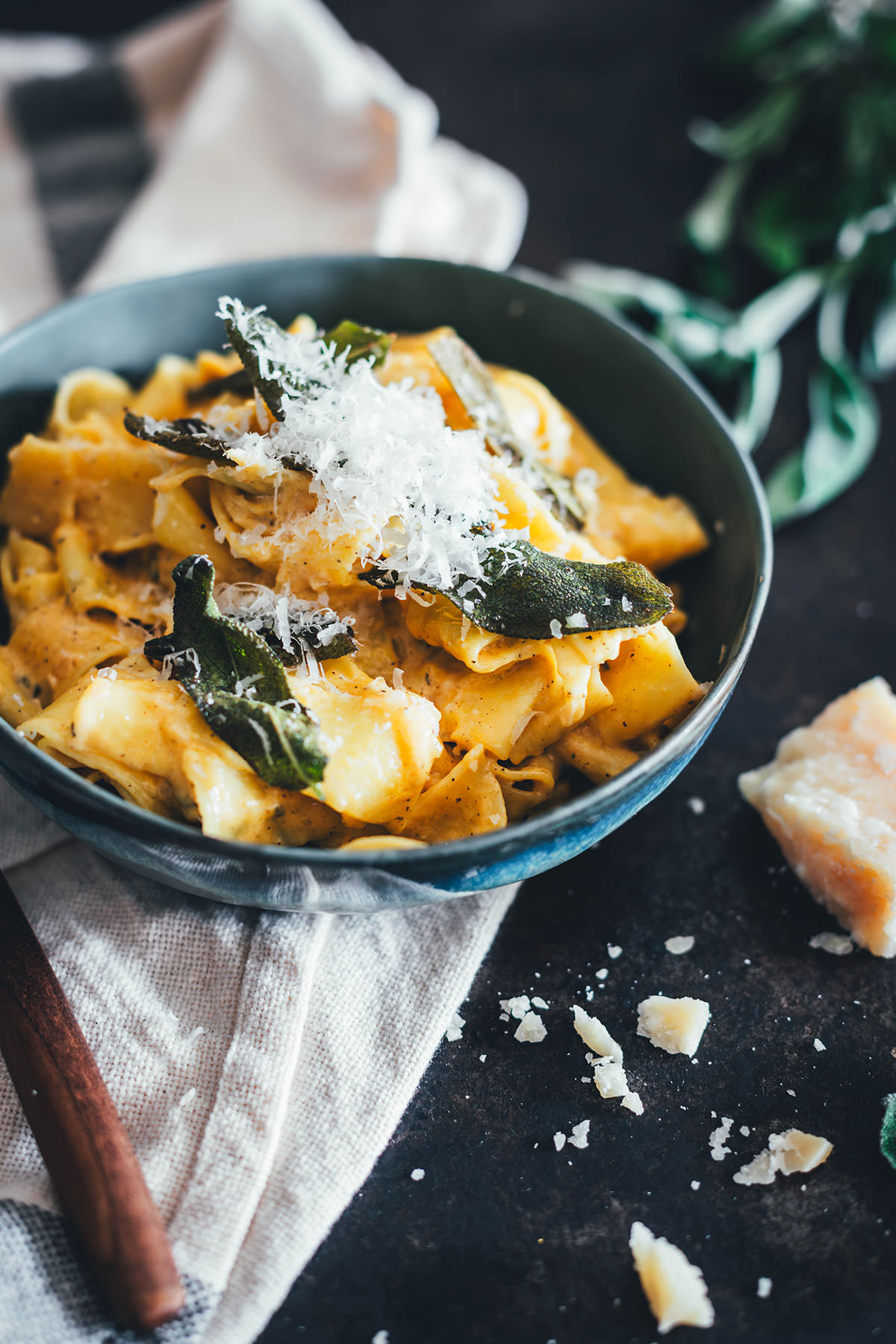 Rezept für cremige Kürbis-Pasta Alfredo – das ist eine blitzschnelle Herbst-Pasta und das perfekte Rezept für die schnelle Feierabendküche. Leckere Nudeln treffen auf braune Butter, knusprigen Salbei und eine cremige Kürbis-Sahne-Sauce mit viel Parmesan. | moeyskitchen.com
