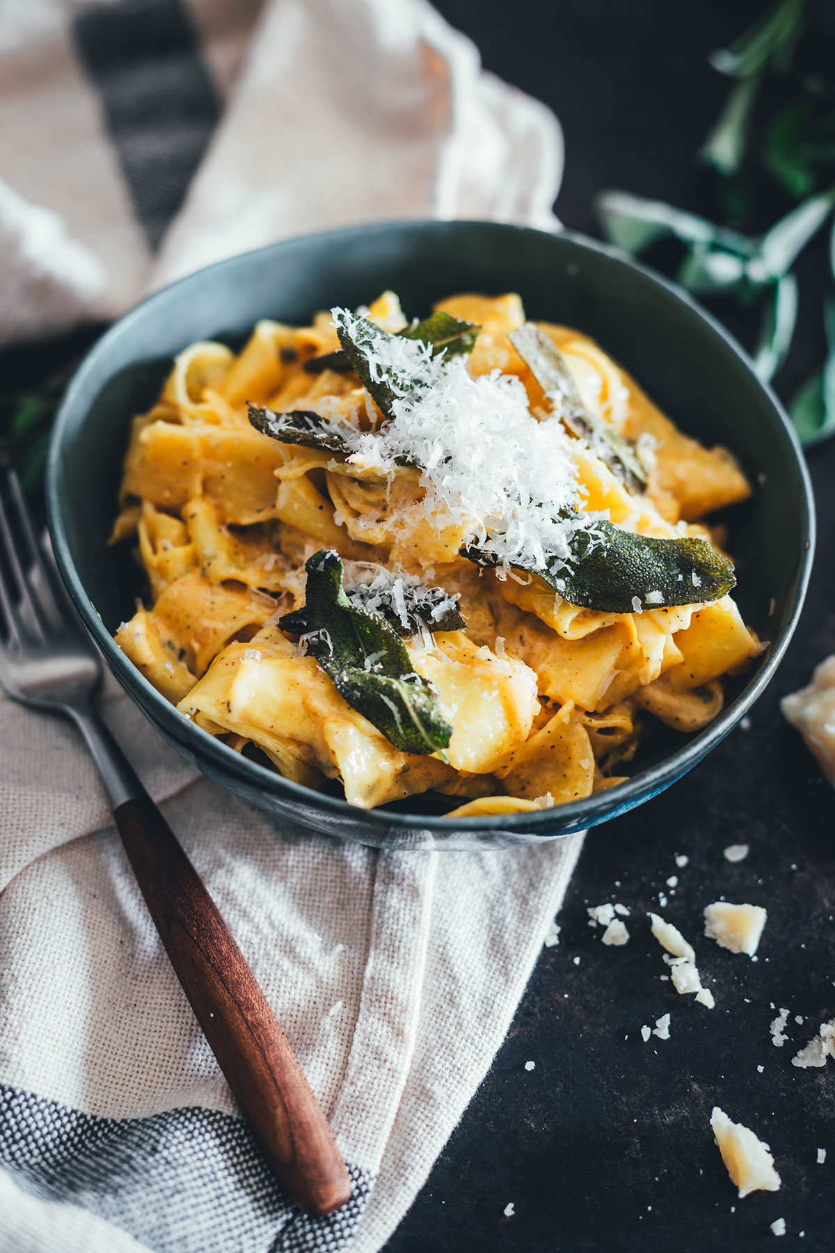Rezept für cremige Kürbis-Pasta Alfredo – das ist eine blitzschnelle Herbst-Pasta und das perfekte Rezept für die schnelle Feierabendküche. Leckere Nudeln treffen auf braune Butter, knusprigen Salbei und eine cremige Kürbis-Sahne-Sauce mit viel Parmesan. | moeyskitchen.com