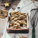 Rezept für Lebkuchen-Spritzgebäck mit Haselnüssen und Schokolade | moeyskitchen.com
