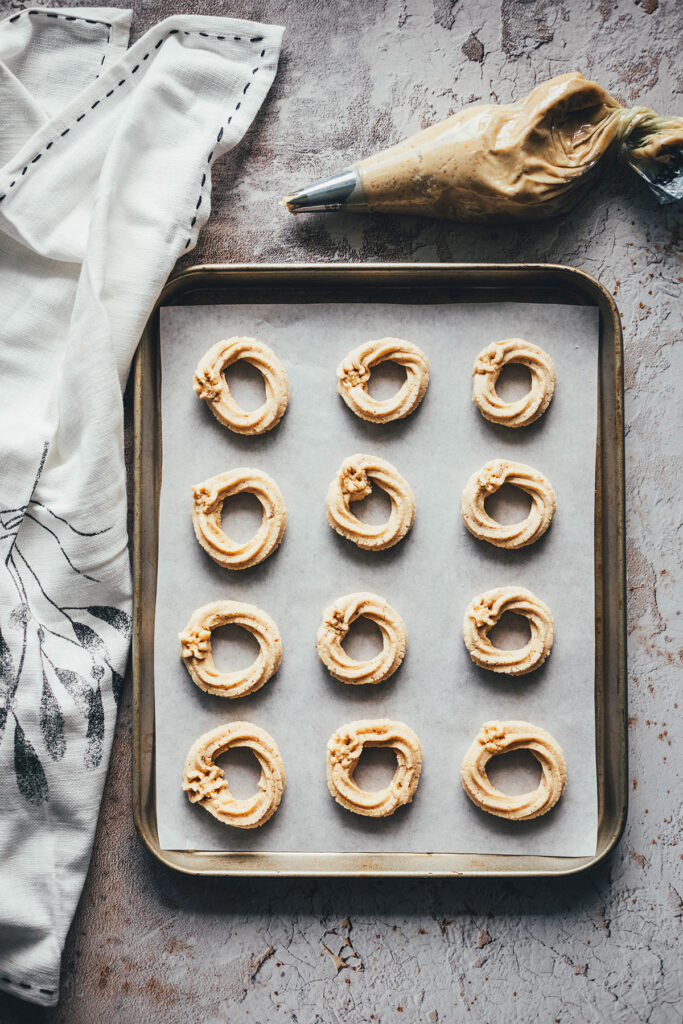 Rezept für Lebkuchen-Spritzgebäck mit Haselnüssen und Schokolade | moeyskitchen.com