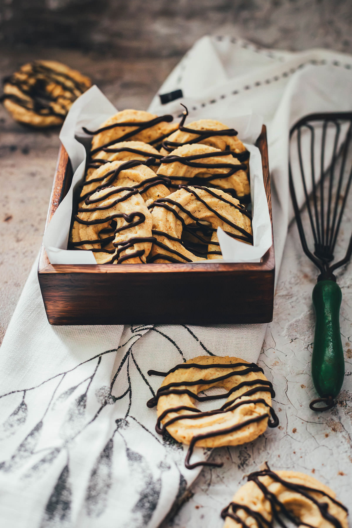 Rezept für Lebkuchen-Spritzgebäck mit Haselnüssen und Schokolade | moeyskitchen.com