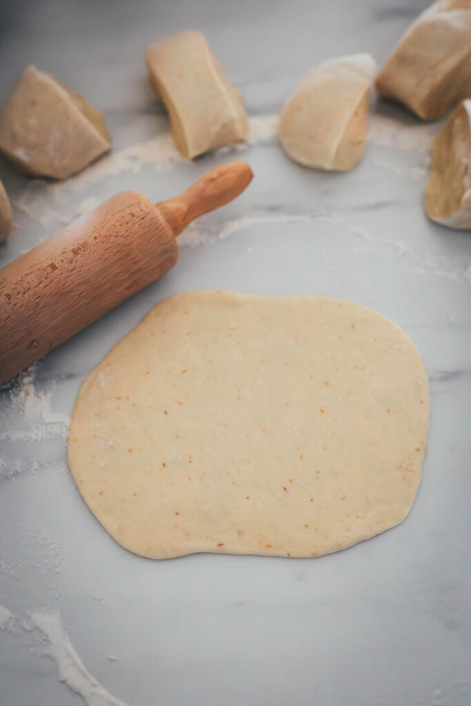 Rezept für super saftige Mohnschnecken aus Hefeteig mit selbst gemachter Mohnfüllung! Super einfach gebacken und so lecker! | moeyskitchen.com