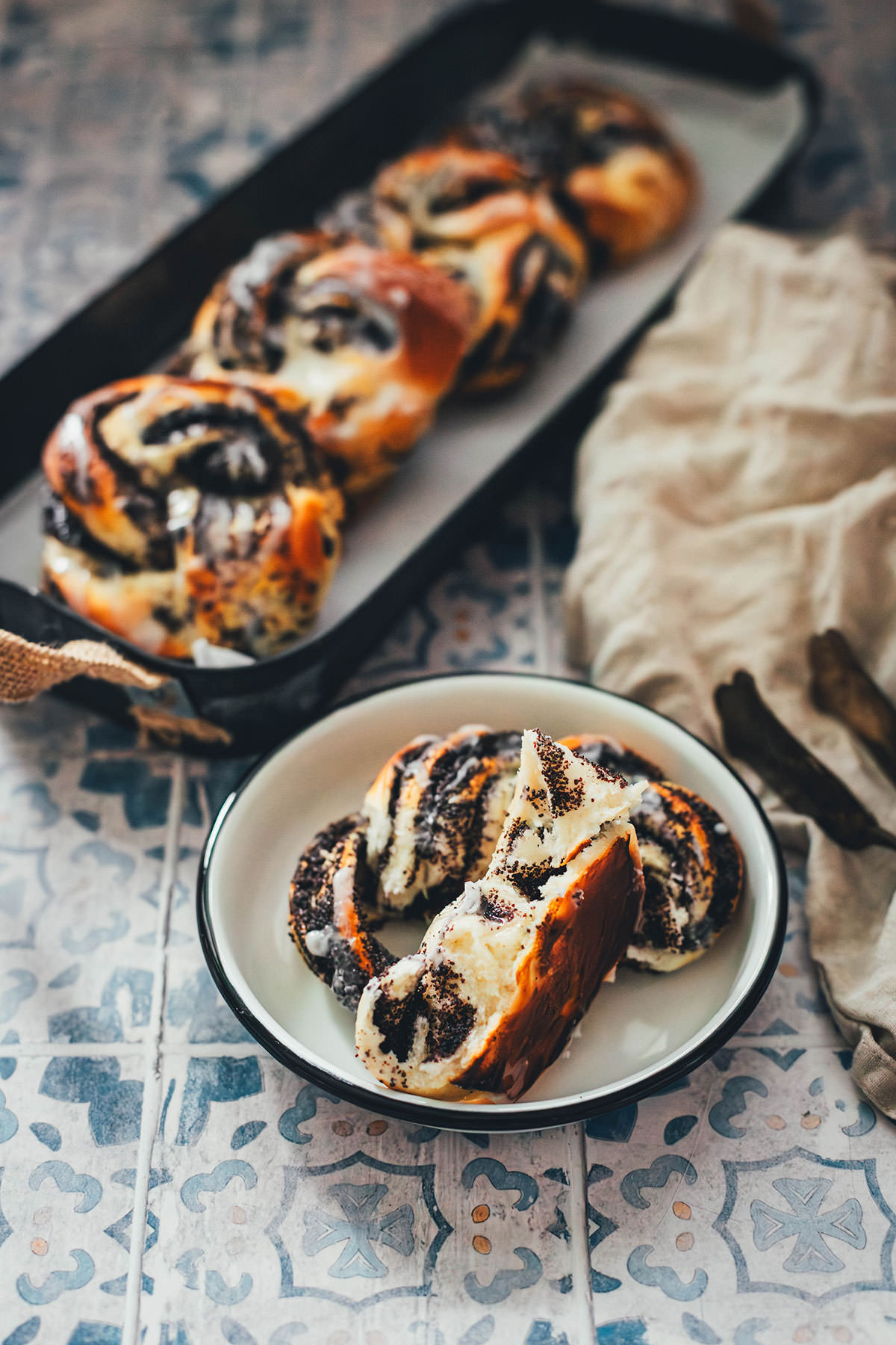Rezept für super saftige Mohnschnecken aus Hefeteig mit selbst gemachter Mohnfüllung! Super einfach gebacken und so lecker! | moeyskitchen.com