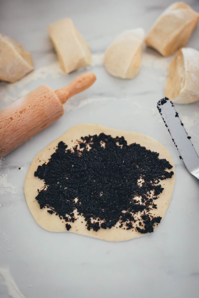 Rezept für super saftige Mohnschnecken aus Hefeteig mit selbst gemachter Mohnfüllung! Super einfach gebacken und so lecker! | moeyskitchen.com
