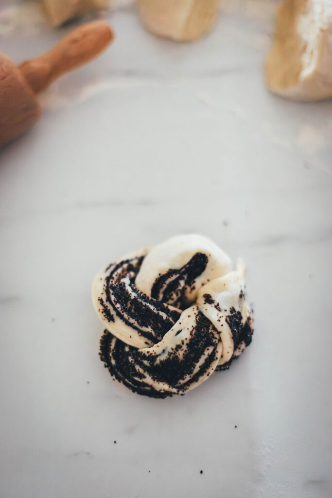 Rezept für super saftige Mohnschnecken aus Hefeteig mit selbst gemachter Mohnfüllung! Super einfach gebacken und so lecker! | moeyskitchen.com