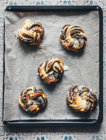 Rezept für super saftige Mohnschnecken aus Hefeteig mit selbst gemachter Mohnfüllung! Super einfach gebacken und so lecker! | moeyskitchen.com