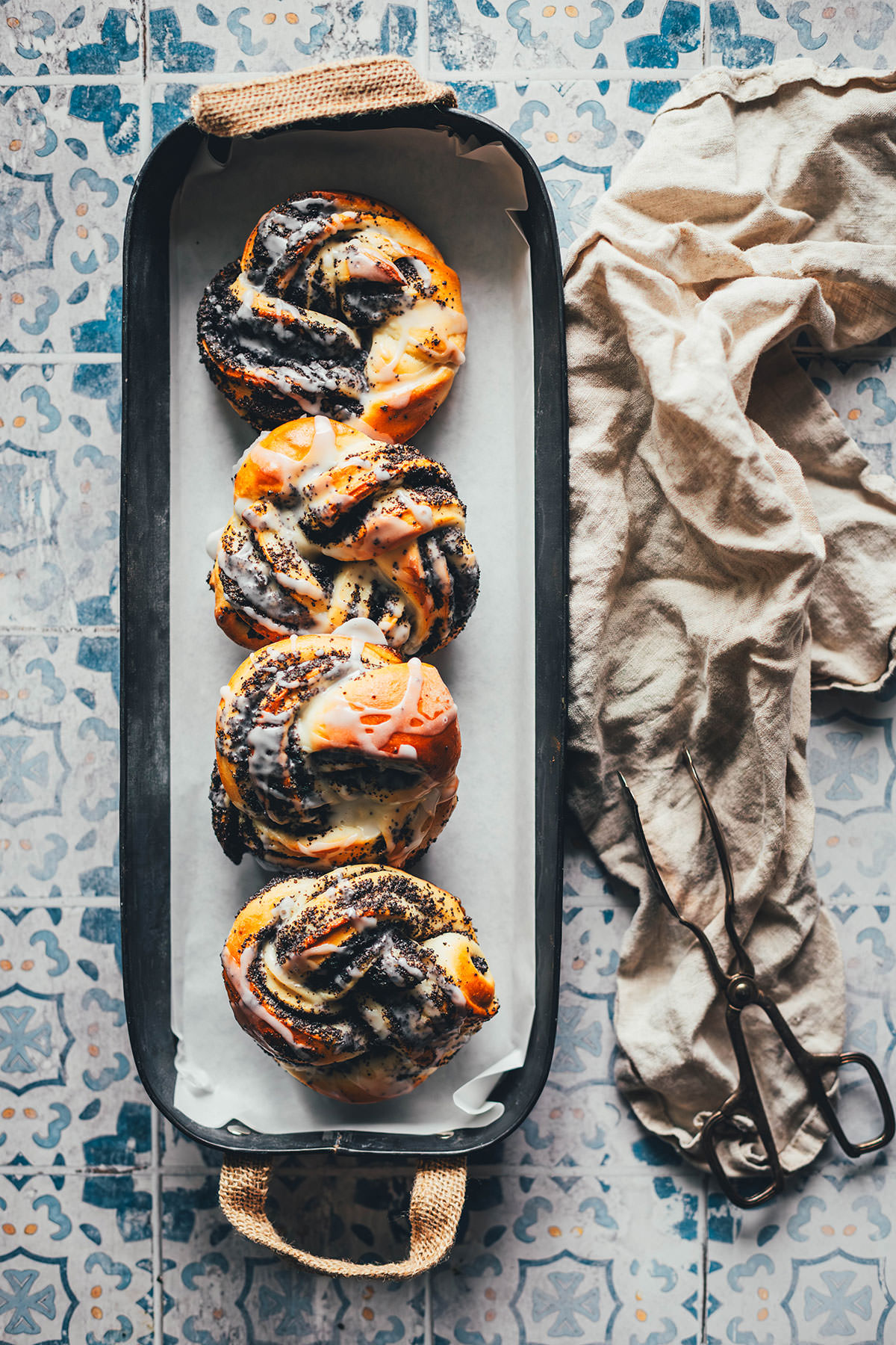 Rezept für super saftige Mohnschnecken aus Hefeteig mit selbst gemachter Mohnfüllung! Super einfach gebacken und so lecker! | moeyskitchen.com