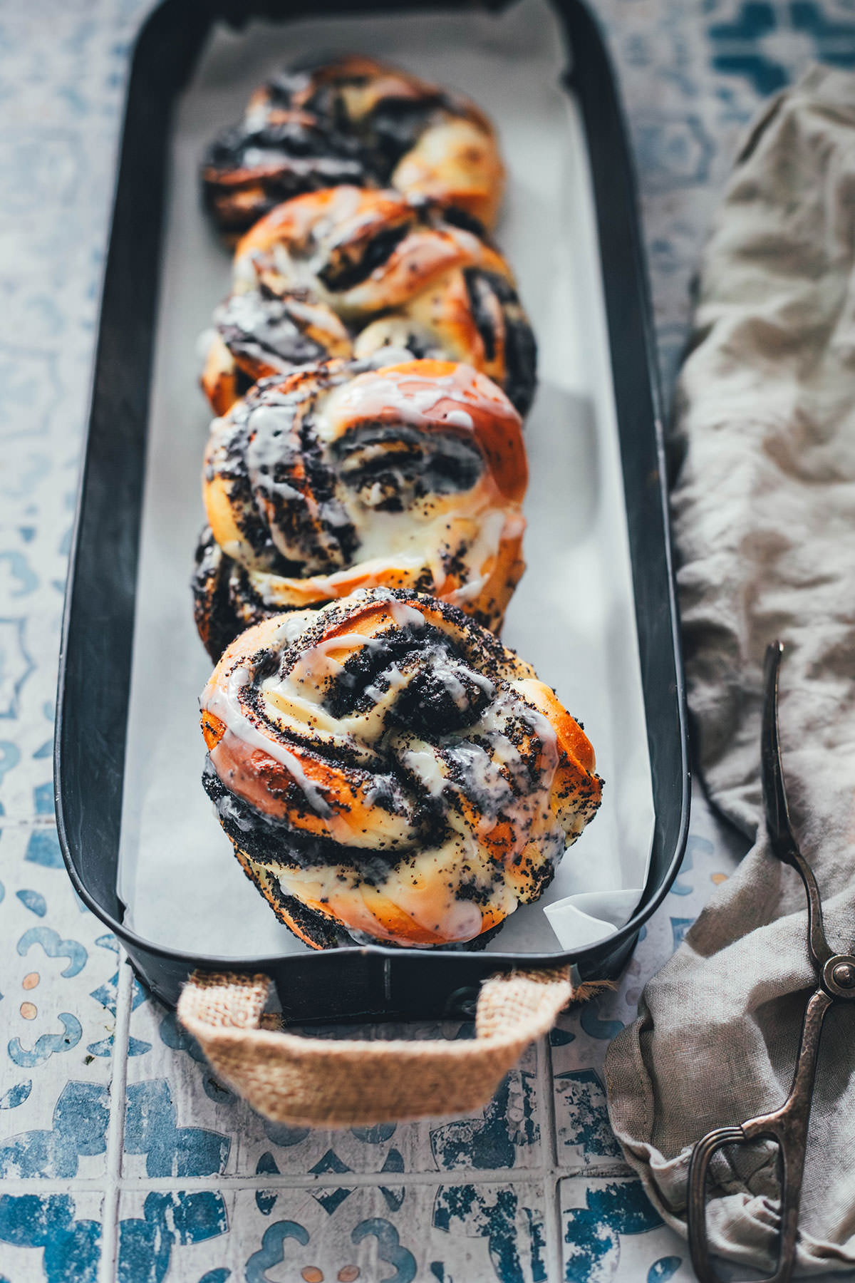 Rezept für super saftige Mohnschnecken aus Hefeteig mit selbst gemachter Mohnfüllung! Super einfach gebacken und so lecker! | moeyskitchen.com