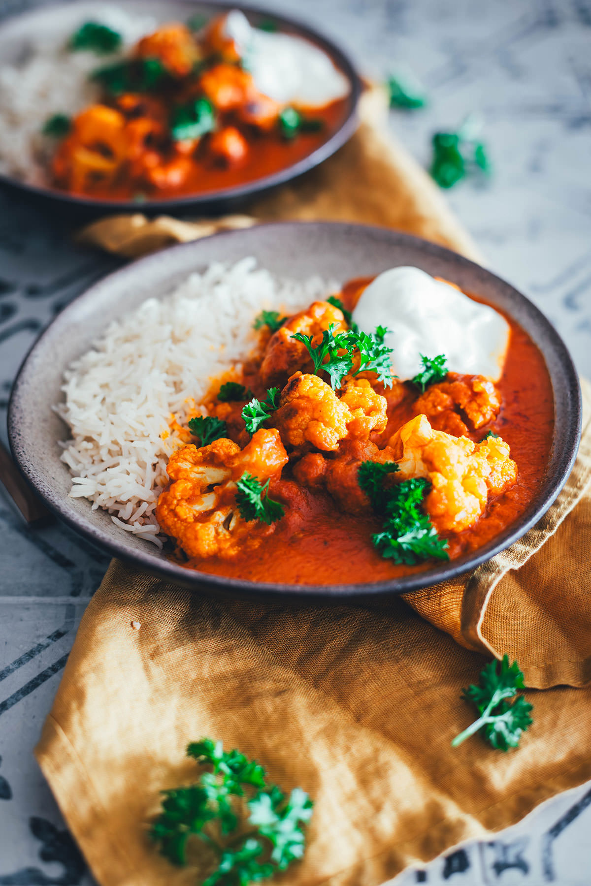 Rezept für Veggie Butter Chicken, meine vegetarische Abwandlung des indischen Klassikers „Butter Chicken“. Diese Variante ist ein würziges Blumenkohl-Curry mit einer cremigen Tomaten-Butter-Sauce, verfeinert mit Sahne. | moeyskitchen.com