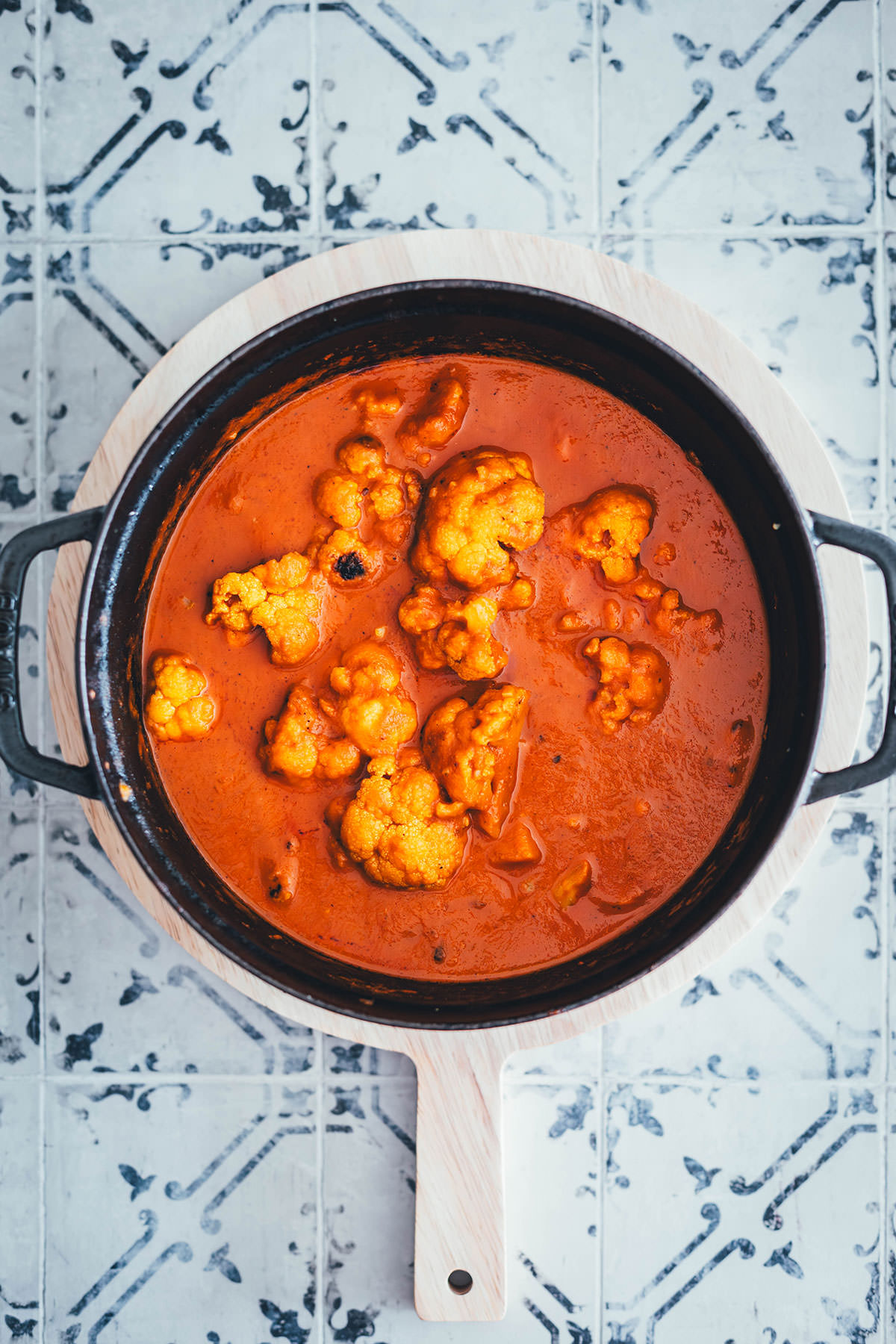 Rezept für Veggie Butter Chicken, meine vegetarische Abwandlung des indischen Klassikers „Butter Chicken“. Diese Variante ist ein würziges Blumenkohl-Curry mit einer cremigen Tomaten-Butter-Sauce, verfeinert mit Sahne. | moeyskitchen.com