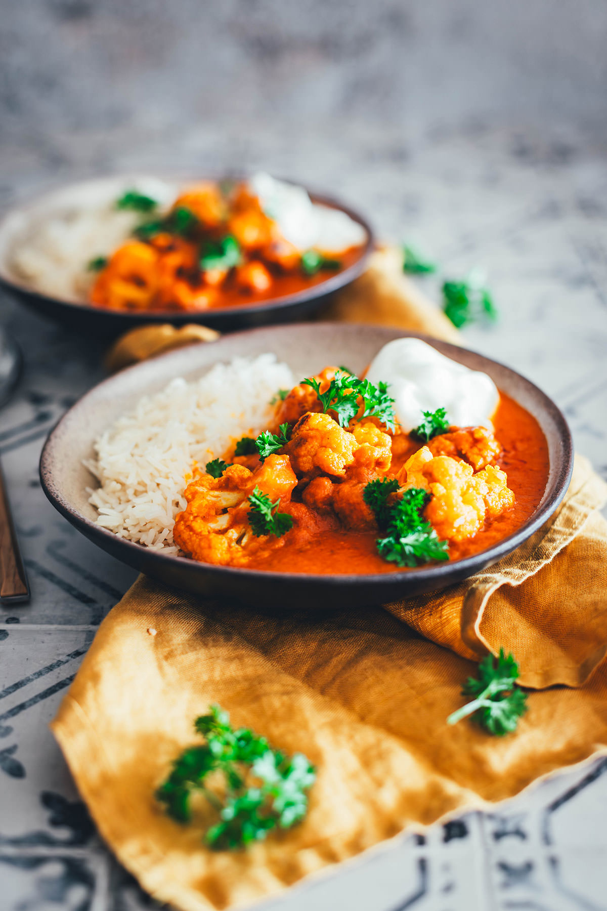 Rezept für Veggie Butter Chicken, meine vegetarische Abwandlung des indischen Klassikers „Butter Chicken“. Diese Variante ist ein würziges Blumenkohl-Curry mit einer cremigen Tomaten-Butter-Sauce, verfeinert mit Sahne. | moeyskitchen.com
