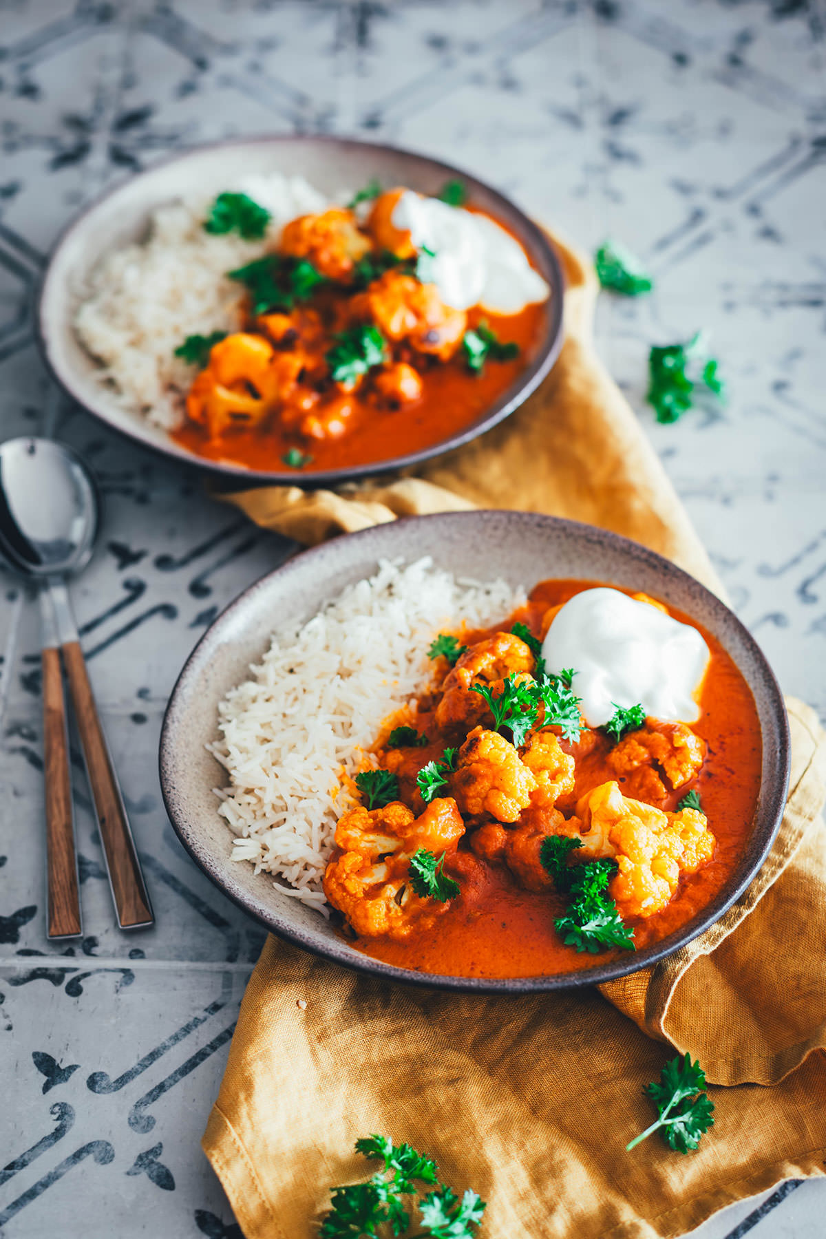 Rezept für Veggie Butter Chicken, meine vegetarische Abwandlung des indischen Klassikers „Butter Chicken“. Diese Variante ist ein würziges Blumenkohl-Curry mit einer cremigen Tomaten-Butter-Sauce, verfeinert mit Sahne. | moeyskitchen.com
