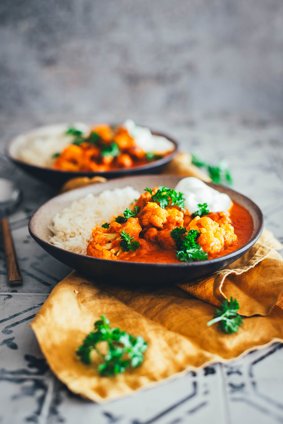 Rezept für Veggie Butter Chicken, meine vegetarische Abwandlung des indischen Klassikers „Butter Chicken“. Diese Variante ist ein würziges Blumenkohl-Curry mit einer cremigen Tomaten-Butter-Sauce, verfeinert mit Sahne. | moeyskitchen.com