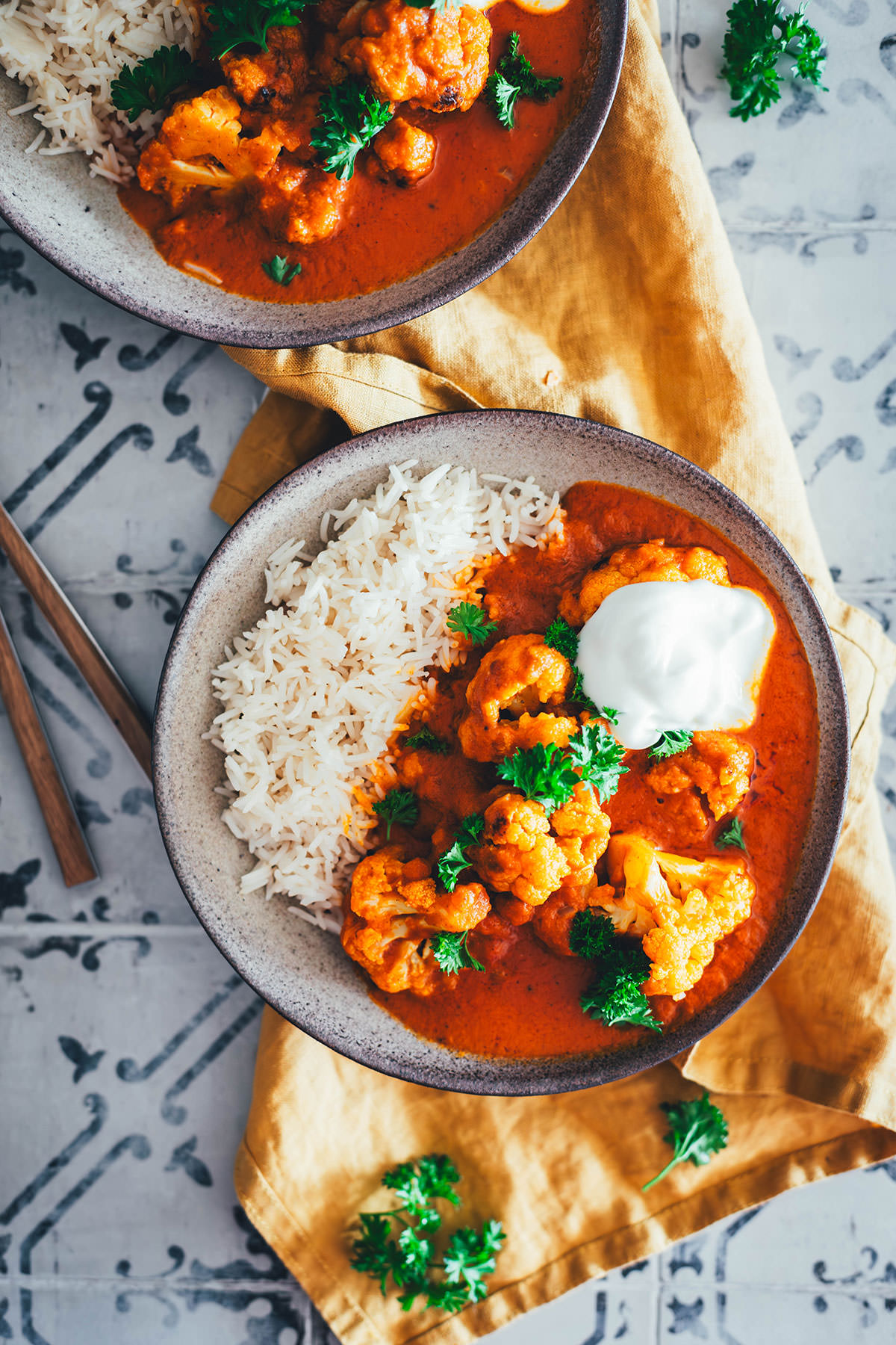 Rezept für Veggie Butter Chicken, meine vegetarische Abwandlung des indischen Klassikers „Butter Chicken“. Diese Variante ist ein würziges Blumenkohl-Curry mit einer cremigen Tomaten-Butter-Sauce, verfeinert mit Sahne. | moeyskitchen.com