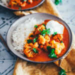 Rezept für Veggie Butter Chicken, meine vegetarische Abwandlung des indischen Klassikers „Butter Chicken“. Diese Variante ist ein würziges Blumenkohl-Curry mit einer cremigen Tomaten-Butter-Sauce, verfeinert mit Sahne. | moeyskitchen.com