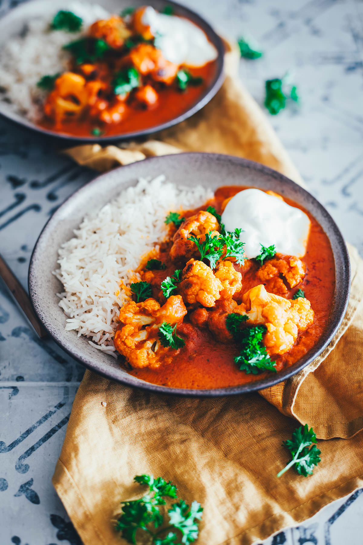 Rezept für Veggie Butter Chicken, meine vegetarische Abwandlung des indischen Klassikers „Butter Chicken“. Diese Variante ist ein würziges Blumenkohl-Curry mit einer cremigen Tomaten-Butter-Sauce, verfeinert mit Sahne. | moeyskitchen.com