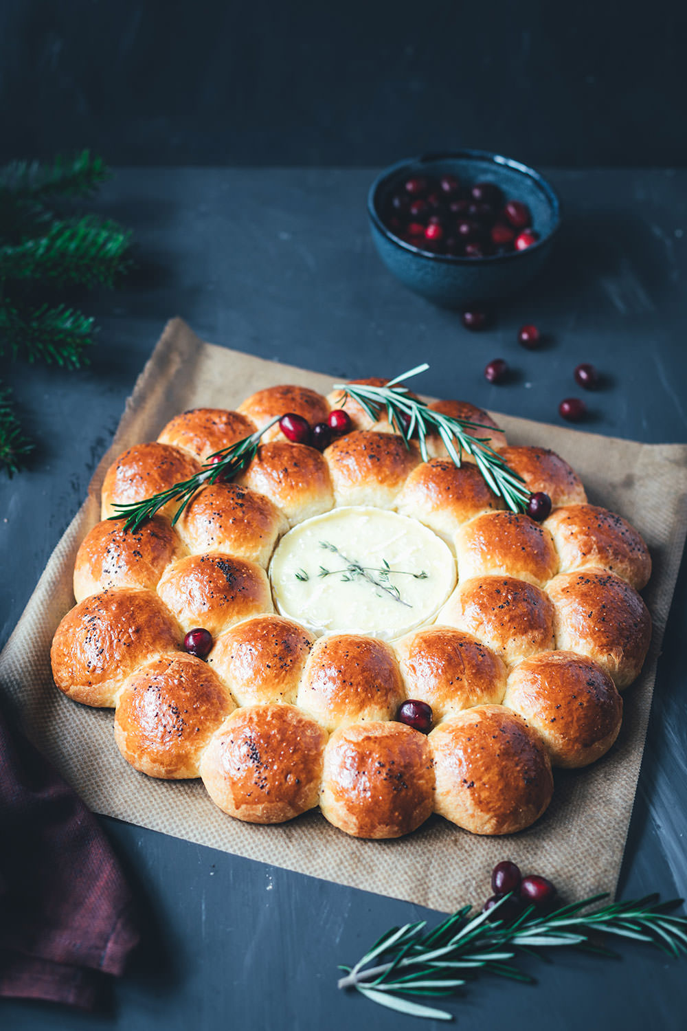 Rezept für herzhaften Brioche-Kranz mit Camembert, ein Partybrot bzw. Zupfbrot für die ganze Familie. Passt perfekt zu Weihnachten oder Silvester als Vorspeise oder Beilage | moeyskitchen.com