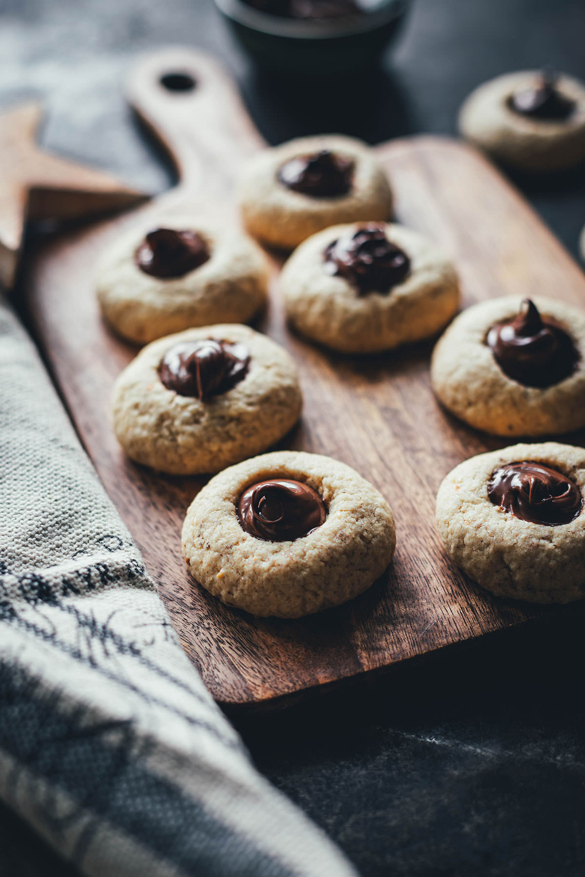 Rezept für einfache Haselnussplätzchen – perfekt für die Weihnachtsbäckerei im Advent. Meine Plätzchen sind so simpel und lecker, ganz fein und mürbe im Geschmack. Die Zubereitung ist außerdem ganz unkompliziert, so dass man die Kekse auch mit Kindern backen kann. Gefüllt werden die leckeren Haselnusskekse anschließend einfach mit eurer liebsten Nuss-Nougat-Creme aus dem Glas! | moeyskitchen.com