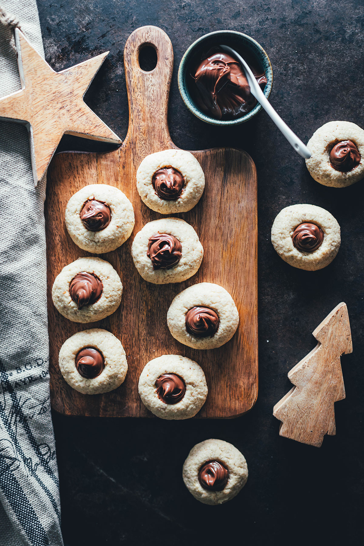 Rezept für einfache Haselnussplätzchen – perfekt für die Weihnachtsbäckerei im Advent. Meine Plätzchen sind so simpel und lecker, ganz fein und mürbe im Geschmack. Die Zubereitung ist außerdem ganz unkompliziert, so dass man die Kekse auch mit Kindern backen kann. Gefüllt werden die leckeren Haselnusskekse anschließend einfach mit eurer liebsten Nuss-Nougat-Creme aus dem Glas! | moeyskitchen.com