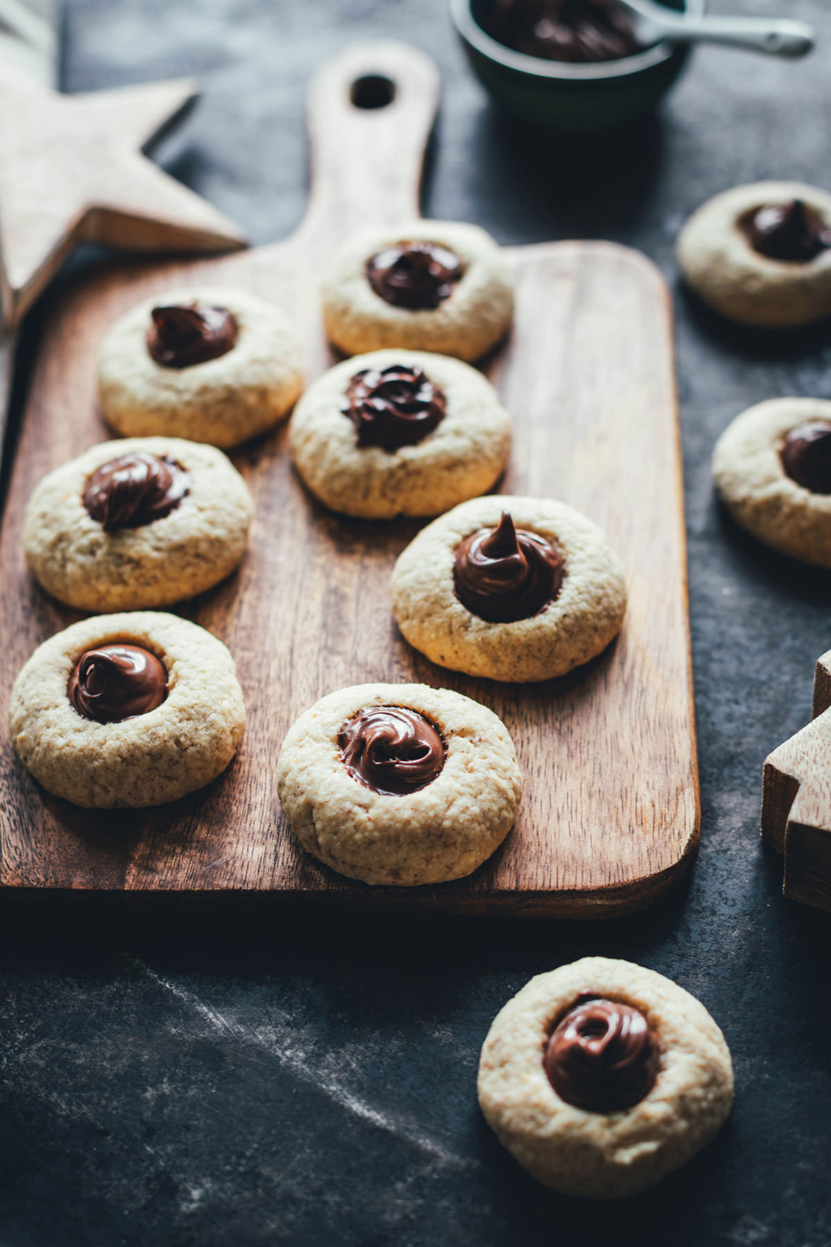 Rezept für einfache Haselnussplätzchen – perfekt für die Weihnachtsbäckerei im Advent. Meine Plätzchen sind so simpel und lecker, ganz fein und mürbe im Geschmack. Die Zubereitung ist außerdem ganz unkompliziert, so dass man die Kekse auch mit Kindern backen kann. Gefüllt werden die leckeren Haselnusskekse anschließend einfach mit eurer liebsten Nuss-Nougat-Creme aus dem Glas! | moeyskitchen.com