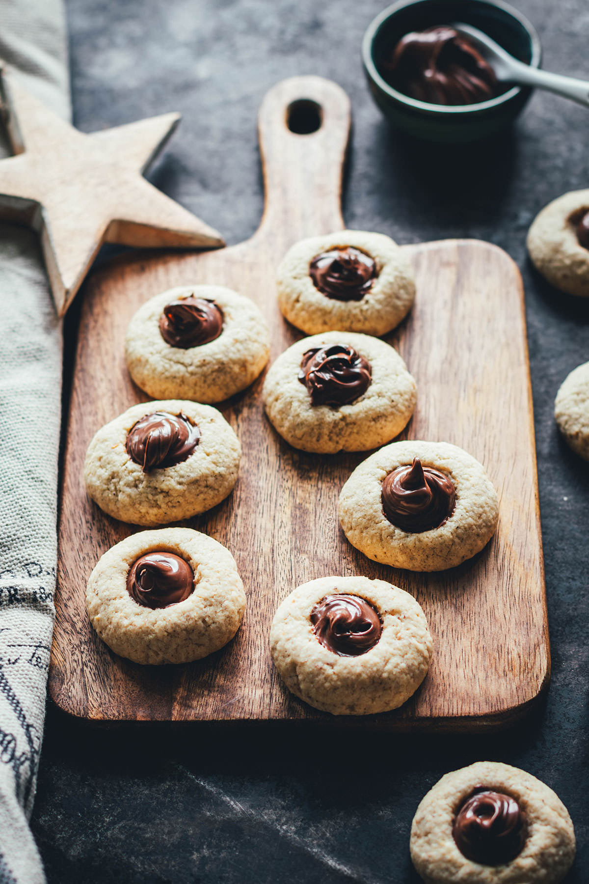 Rezept für einfache Haselnussplätzchen – perfekt für die Weihnachtsbäckerei im Advent. Meine Plätzchen sind so simpel und lecker, ganz fein und mürbe im Geschmack. Die Zubereitung ist außerdem ganz unkompliziert, so dass man die Kekse auch mit Kindern backen kann. Gefüllt werden die leckeren Haselnusskekse anschließend einfach mit eurer liebsten Nuss-Nougat-Creme aus dem Glas! | moeyskitchen.com