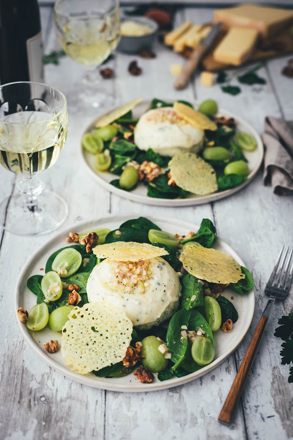 Rezept für herzhafte Käse Kräuter Panna Cotta und Käse-Chips mit. Eine leckere Alternative zum typisch italienischen Dessert und inspiriert von der Südtiroler Alpenküche eine leckere Vorspeise, auch zu Weihnachten und Silvester. Serviert auf einem Spinatsalat mit Trauben und Walnusskernen | moeyskitchen.com