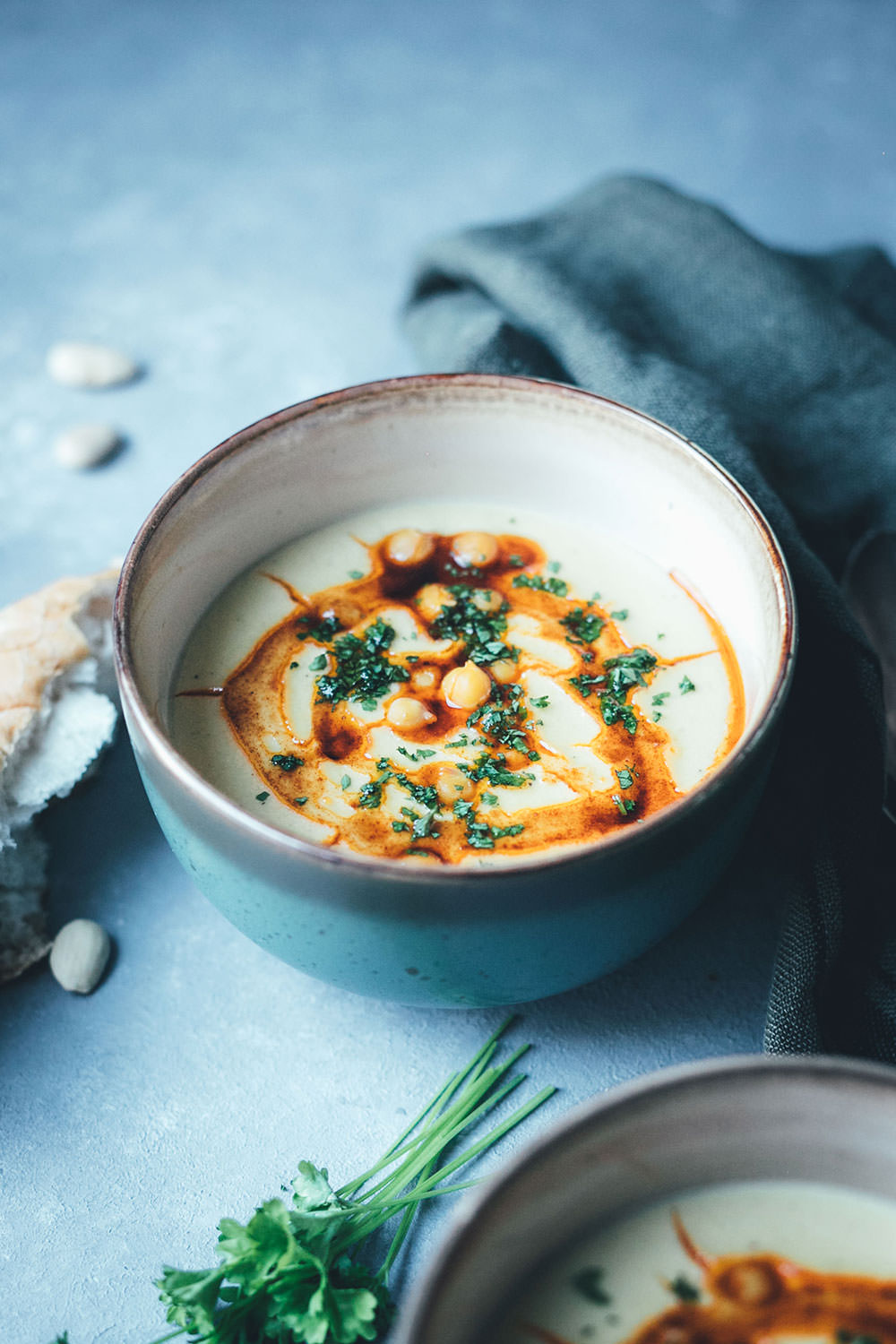 Rezept für cremige Kichererbsen-Suppe mit Mandeln und Paprika-Öl | Hummus-Suppe – vegan und glutenfrei | Rezept mit und ohne Thermomix | moeyskitchen.com