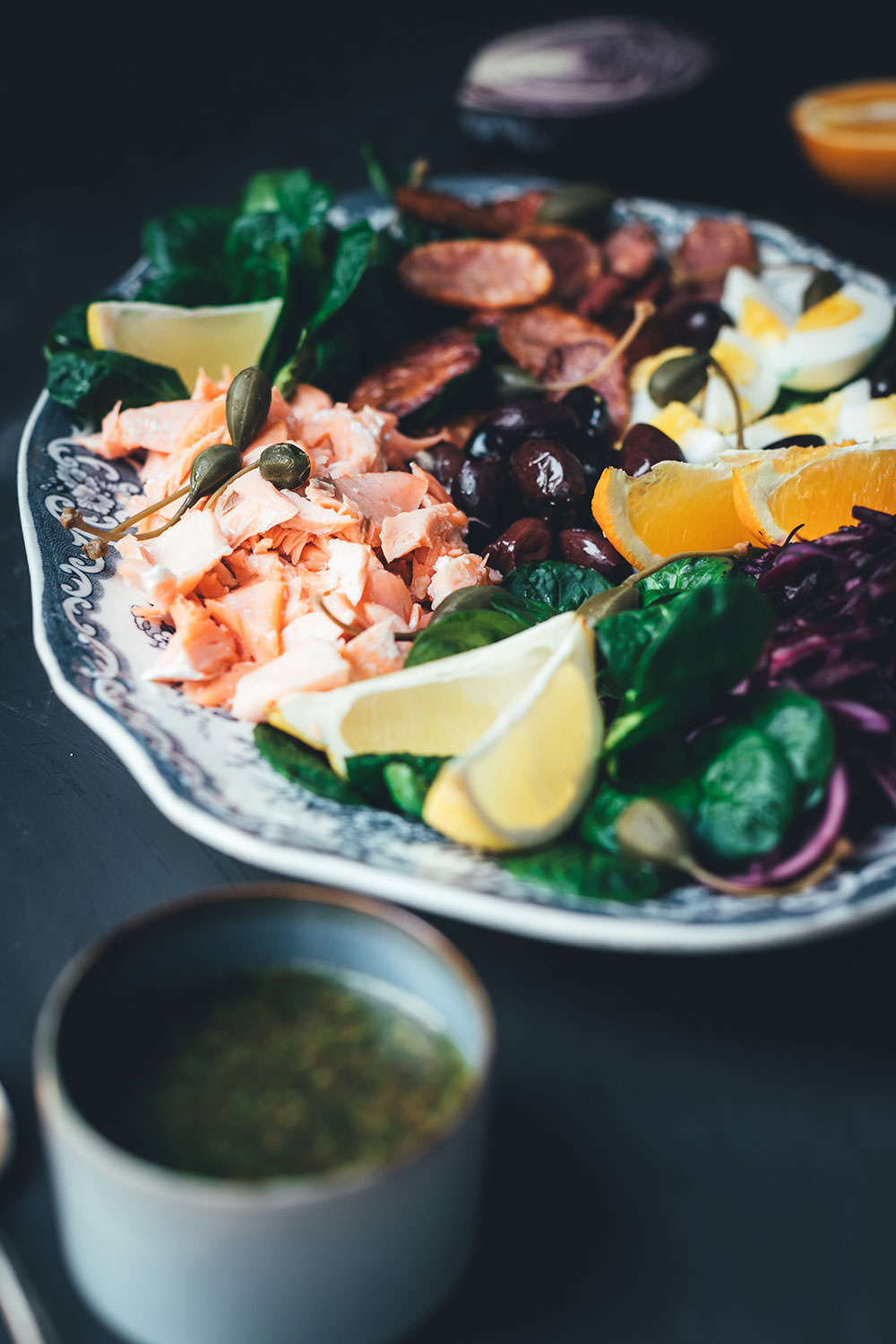 Rezept für winterlichen Salade niçoise (Nizza Salat) mit Pulled Lachs | festliche Salatplatte mit Feldsalat, Rotkohl und vielem mehr | Perfekt als geteilte Vorspeise für Weihnachten oder Silvester | moeyskitchen.com
