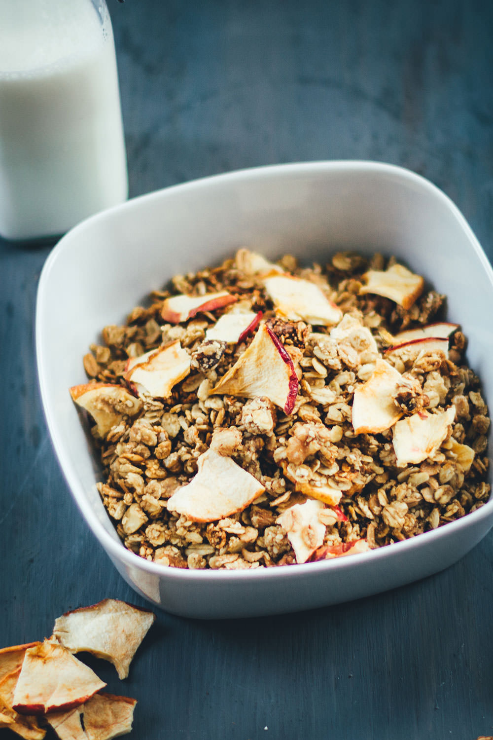 Rezept für Apfel-Zimt-Granola mit Walnüssen | selbst gemachtes Knuspermüsli aus meiner beliebten Müsli der WochE-Serie | moeyskitchen.com