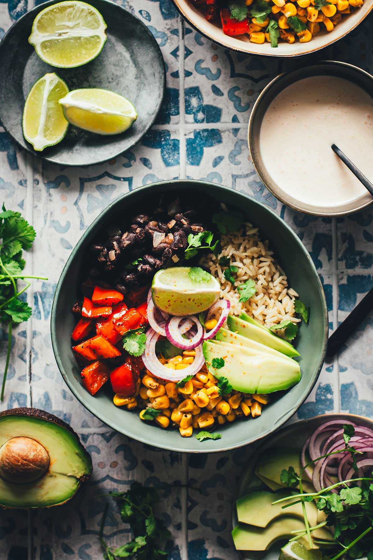 Rezept für eine bunte mexikanisch inspirierte Burrito Bowl | Reis-Gericht mit Mais, Paprika und Bohnen, ohne Tortilla serviert. Zufällig vegan und pflanzenbasiert, ohne vegane Ersatzprodukte. Super würzig und lecker! | moeyskitchen.com