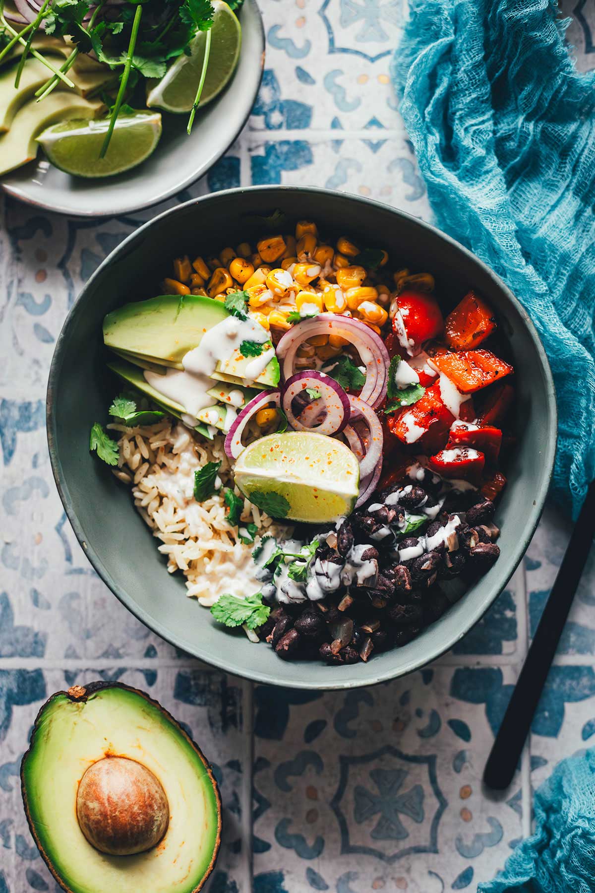 Rezept für eine bunte mexikanisch inspirierte Burrito Bowl | Reis-Gericht mit Mais, Paprika und Bohnen, ohne Tortilla serviert. Zufällig vegan und pflanzenbasiert, ohne vegane Ersatzprodukte. Super würzig und lecker! | moeyskitchen.com