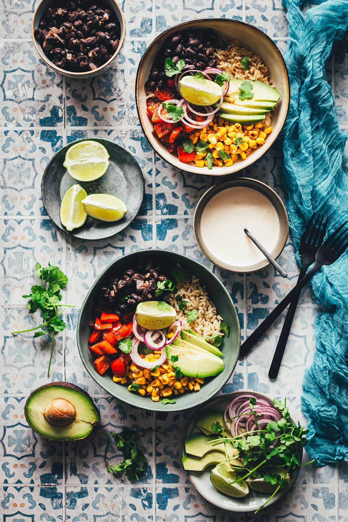 Rezept für eine bunte mexikanisch inspirierte Burrito Bowl | Reis-Gericht mit Mais, Paprika und Bohnen, ohne Tortilla serviert. Zufällig vegan und pflanzenbasiert, ohne vegane Ersatzprodukte. Super würzig und lecker! | moeyskitchen.com