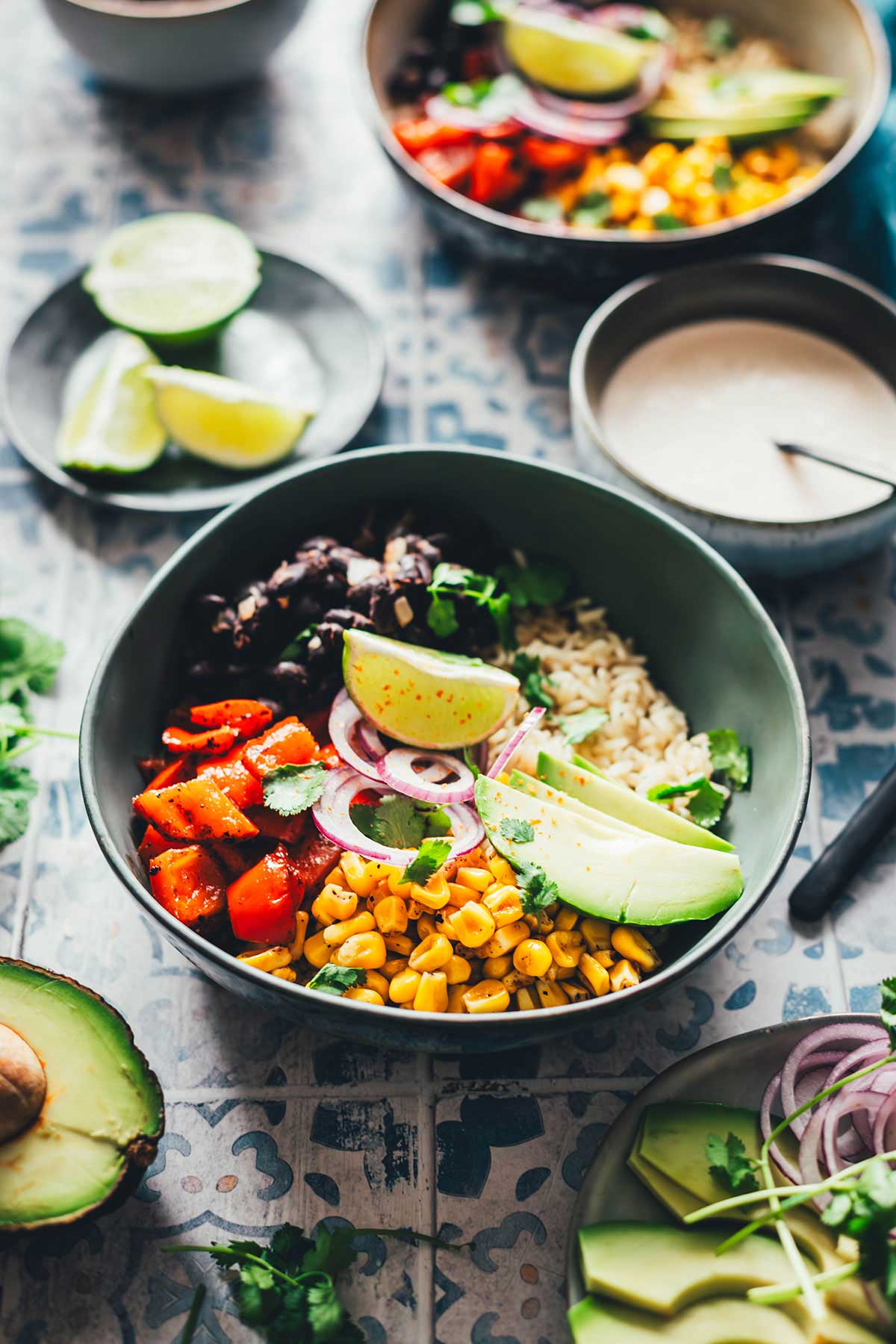 Rezept für eine bunte mexikanisch inspirierte Burrito Bowl | Reis-Gericht mit Mais, Paprika und Bohnen, ohne Tortilla serviert. Zufällig vegan und pflanzenbasiert, ohne vegane Ersatzprodukte. Super würzig und lecker! | moeyskitchen.com