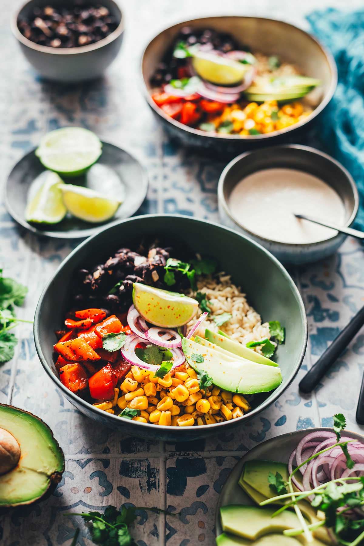 Rezept für eine bunte mexikanisch inspirierte Burrito Bowl | Reis-Gericht mit Mais, Paprika und Bohnen, ohne Tortilla serviert. Zufällig vegan und pflanzenbasiert, ohne vegane Ersatzprodukte. Super würzig und lecker! | moeyskitchen.com