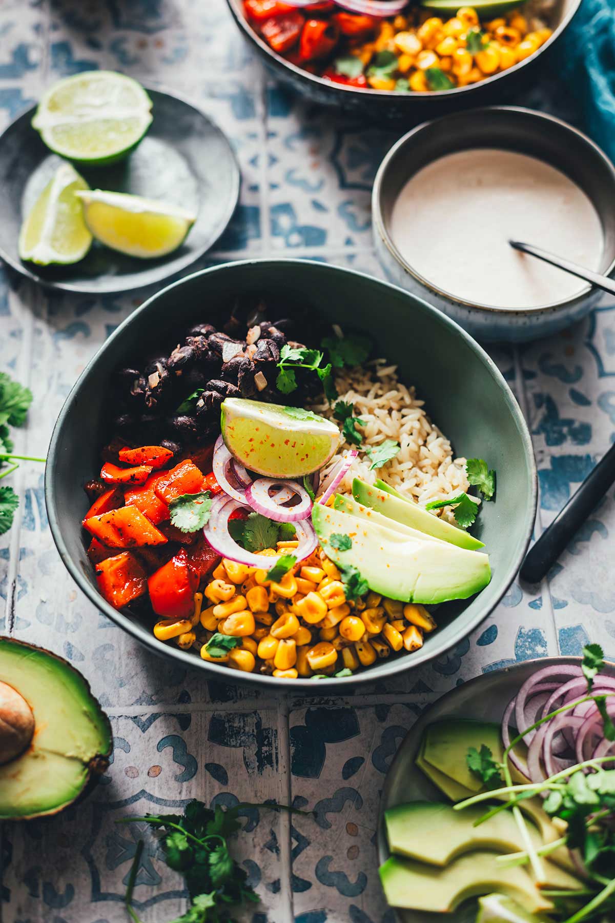 Rezept für eine bunte mexikanisch inspirierte Burrito Bowl | Reis-Gericht mit Mais, Paprika und Bohnen, ohne Tortilla serviert. Zufällig vegan und pflanzenbasiert, ohne vegane Ersatzprodukte. Super würzig und lecker! | moeyskitchen.com
