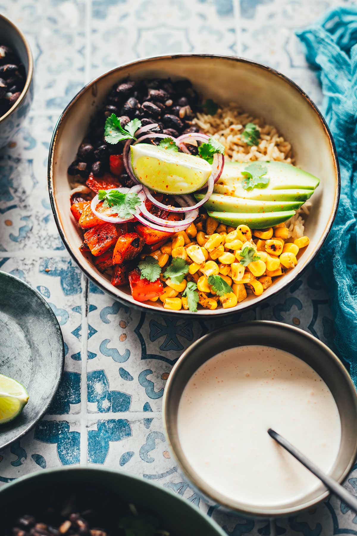 Rezept für eine bunte mexikanisch inspirierte Burrito Bowl | Reis-Gericht mit Mais, Paprika und Bohnen, ohne Tortilla serviert. Zufällig vegan und pflanzenbasiert, ohne vegane Ersatzprodukte. Super würzig und lecker! | moeyskitchen.com