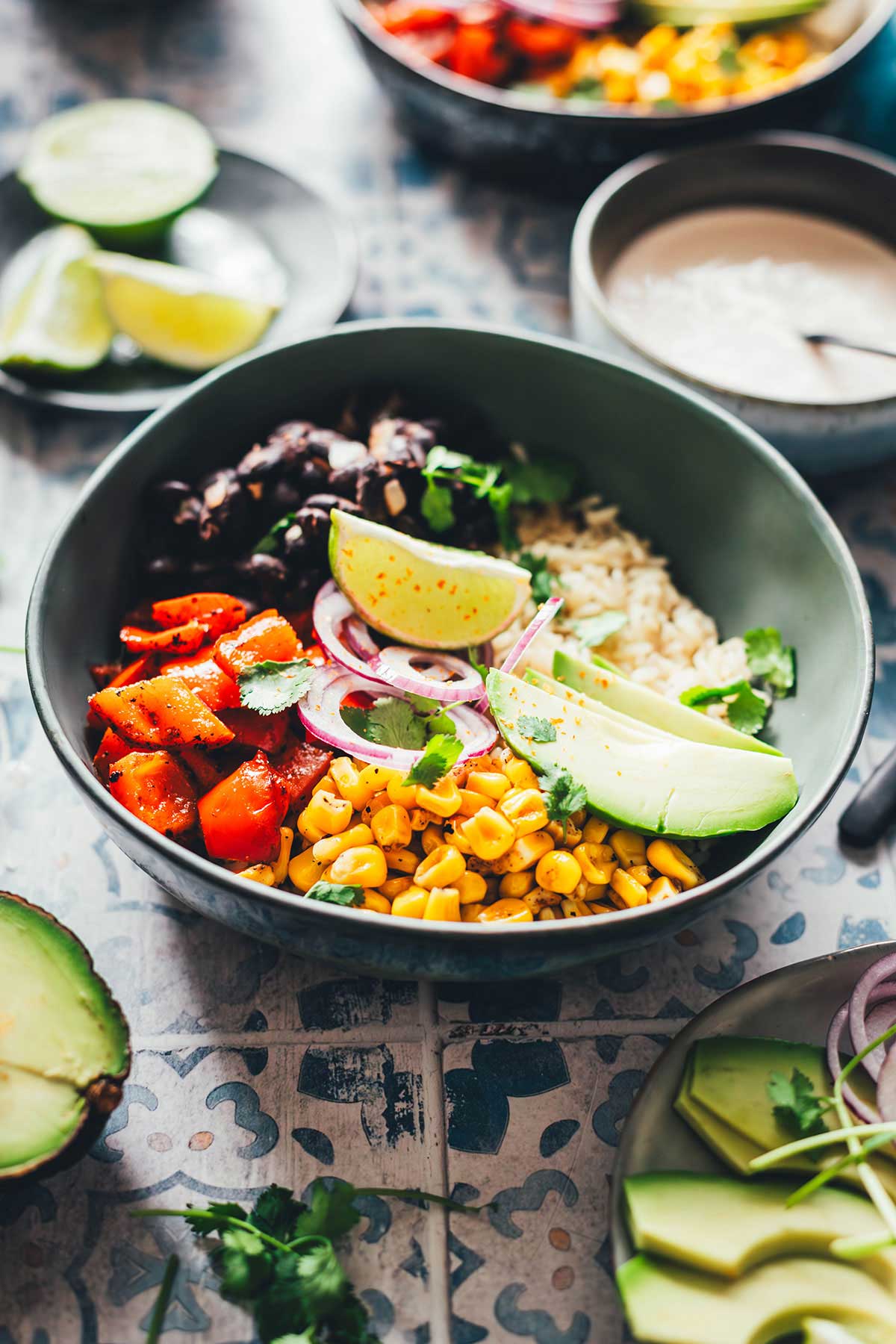 Rezept für eine bunte mexikanisch inspirierte Burrito Bowl | Reis-Gericht mit Mais, Paprika und Bohnen, ohne Tortilla serviert. Zufällig vegan und pflanzenbasiert, ohne vegane Ersatzprodukte. Super würzig und lecker! | moeyskitchen.com